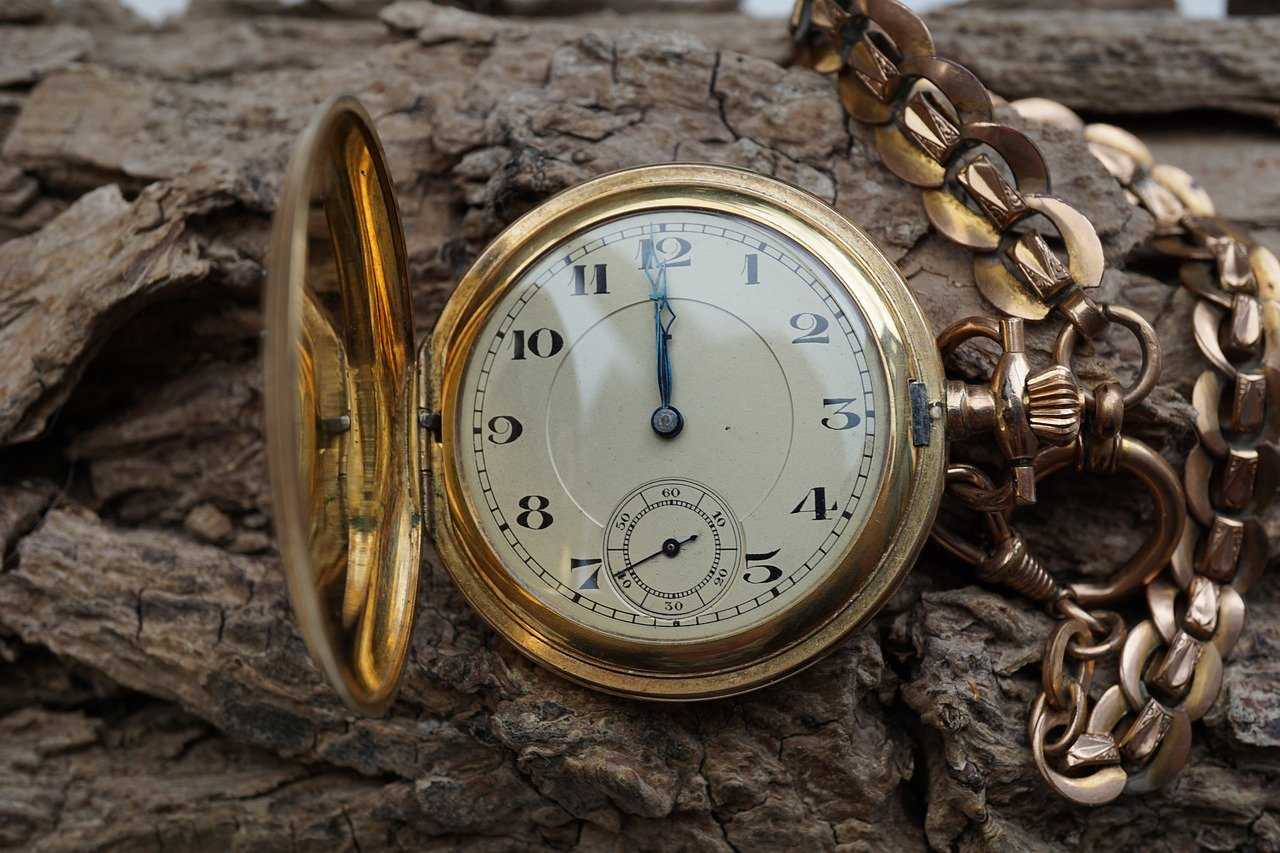 «золотой» и «синий» часы в фотографии