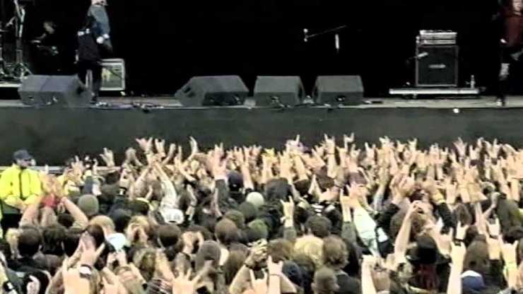 «я вам не сраный джастин бибер»: 5 легендарных пьяных выходок на рок-концертах