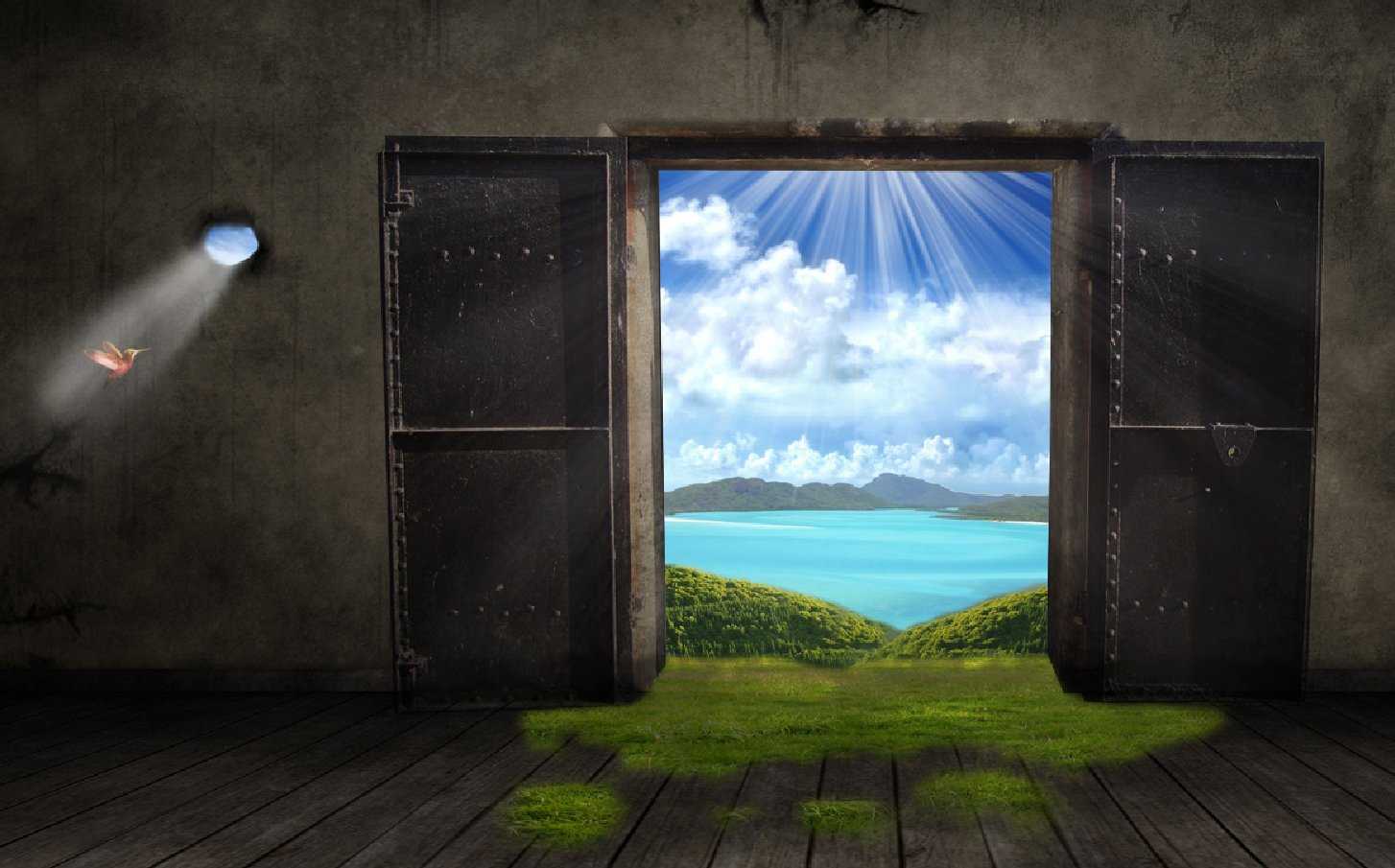 Открывающееся окно в двери. Открытая дверь. Дверь впарллельны Ймир. Дверь в другую реальность. Дверь в новую жизнь.