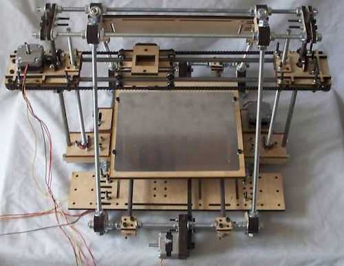 Сделать 3D принтер можно своими руками, но это трудоемкий процесс, под силу людям, хорошо разбирающимся в электронике, имеющим опыт работы со станками и механизмами