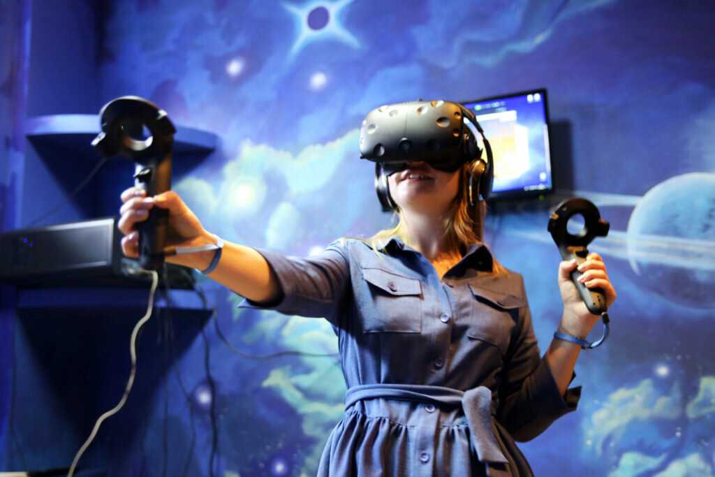 VR-гарнитура премиум-класса VIVE Pro 2 Обновите свою виртуальную реальность долгожданным продолжением от HTC